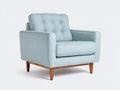 Sillón tapizado 82x85x88 cm - azul claro y madera - respaldo capitoné con brazos rectos y patas de madera para salón