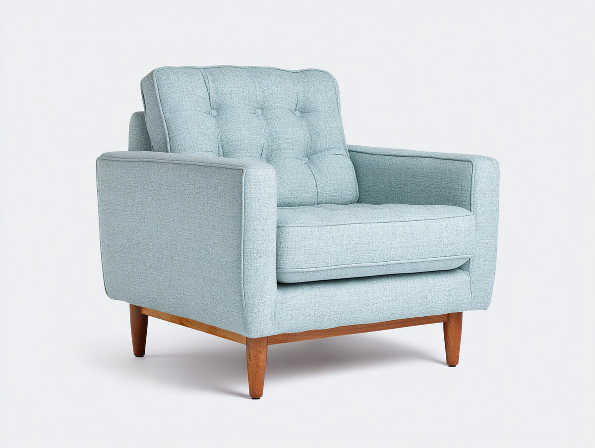 Sillón tapizado 82x85x88 cm - azul claro y madera - respaldo capitoné con brazos rectos y patas de madera para salón